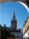 La Giralda a través del Arco de la Judería. Patio de Banderas. Sevilla.